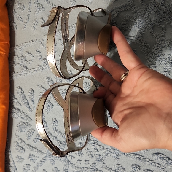 !!CLOSET CLEAR OUT - LAST CHANCE!!Sandals, Sz 7.5, Silver - Picture 7 of 9